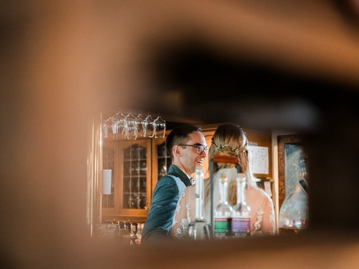 Urlaub am See in NRW mit Hund: hundefreundliches Hotel Seeblick Glimlachend stel op een feest in een warm verlichte ruimte