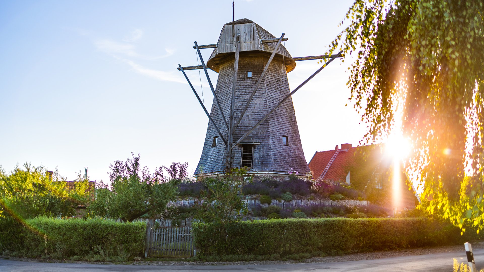 Ihr perfektes Fahrradhotel im Münsterland Alte Windmühle mit Holzausführung bei Sonnenuntergang