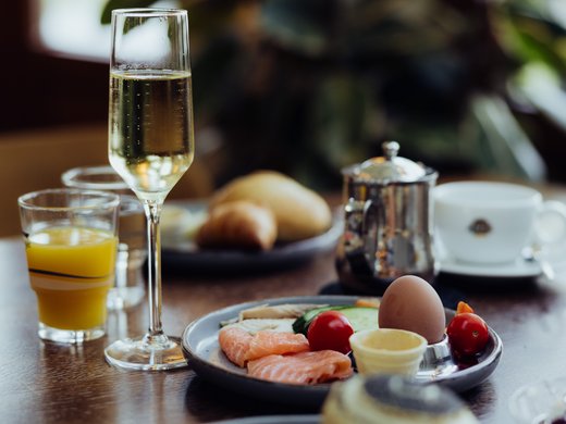 Frühstücken im Restaurant Seeblick in Gronau Frühstückstisch mit Sekt, Orangensaft, Lachs, Ei, Brot und Beilagen