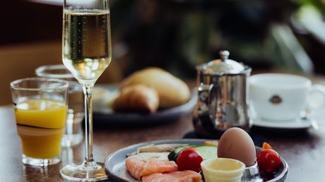 Appartementhotel Seeblick: Bildergalerie Ontbijttafel met mousserende wijn, sinaasappelsap, zalm, ei, brood en bijgerechten