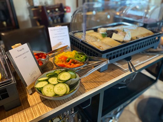 Gronau: dine with a lake view Buffet with fresh vegetables, cheese, and house-smoked fish