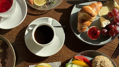 Appartementhotel Seeblick: Bildergalerie Frühstückstisch mit Kaffee, Croissant, Käse, Aufschnitt und Fruchtsäften