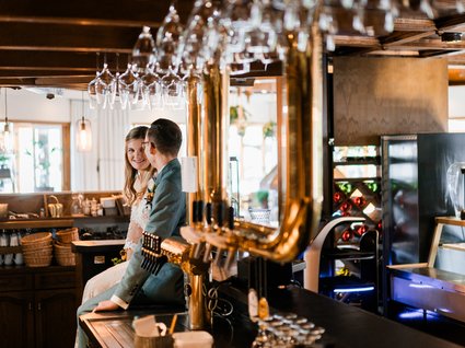 News vom Hotel direkt am See in NRW Braut und Bräutigam sitzen an der Bar und schauen sich an