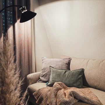 Seeblick: Ferienwohnungen Gronau Gezellige bank met kussens, deken en lamp in een warme woonkamer