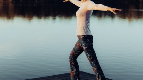 Appartementhotel Seeblick: Bildergalerie Vrouw beoefent yoga op een steiger boven een meer