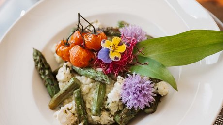 Appartementhotel Seeblick: Bildergalerie Kreatives Gericht mit Spargel, Kirschtomaten, essbaren Blüten und Frischkäse