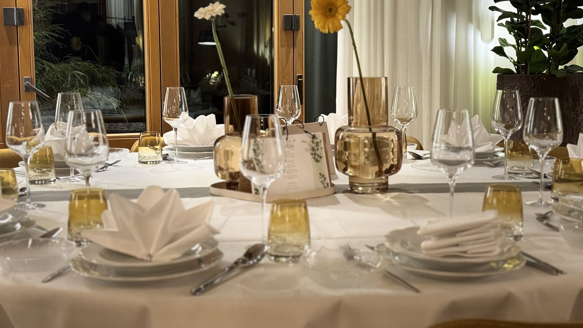 Hiking in North Rhine-Westphalia at any time of year Elegantly set dining table with white napkins and flower vases