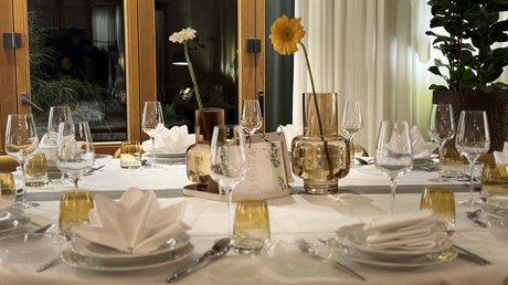 Appartementhotel Seeblick: Bildergalerie Festlich gedeckter Esstisch mit weißen Servietten und Blumenvasen