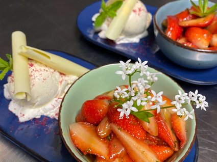 Restaurant Gronau: Seeblick Strawberry dessert with white chocolate rolls and edible flowers on blue plate