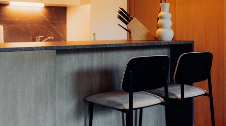 Appartementhotel Seeblick: Bildergalerie Moderne keuken met kookeiland, twee barkrukken en decoratieve vaas