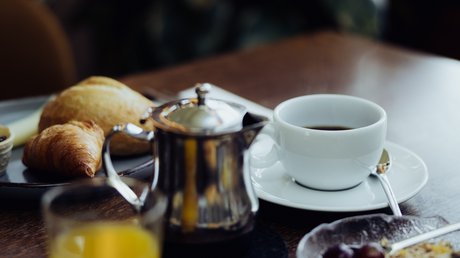 Appartementhotel Seeblick: Bildergalerie Ontbijttafel met koffie, croissants, sinaasappelsap en andere gerechten