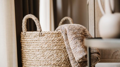 Appartementhotel Seeblick: Bildergalerie Geflochtener Korb mit einer warmen Decke in einem gemütlichen Raum