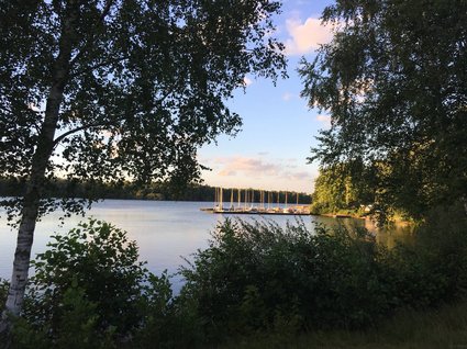 Hotel Seeblick in Gronau Segelboote am Steg eines ruhigen Sees im Abendlicht