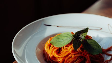 Appartementhotel Seeblick: Bildergalerie Bord spaghetti met tomatensaus en verse basilicumblaadjes