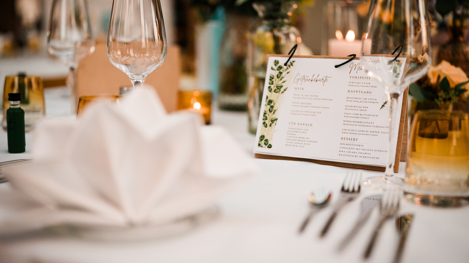Restaurant Seeblick: Speisekarte Eleganter gedeckter Tisch mit Weinglas und Menükarte im Hintergrund