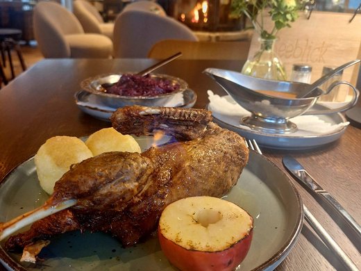 Frühstücken im Restaurant Seeblick in Gronau Gerecht met gebraden gevogelte, aardappelknoedels en gebakken appel in een gezellig restaurant