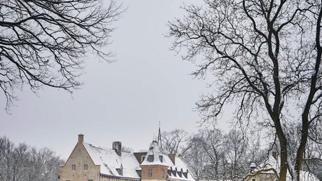 Appartementhotel Seeblick: Bildergalerie Schloss mit Schnee bedeckt und kahlen Bäumen im Winter