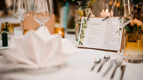 Hotel Seeblick in Gronau Elegantes gedecktes Tisch mit Gläsern, Serviette und Menükarte bei Veranstaltung