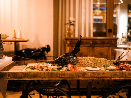 News vom Hotel direkt am See in NRW Buffet mit kunstvoll dekoriertem Fisch und Meeresfrüchten auf einem Holzwagen