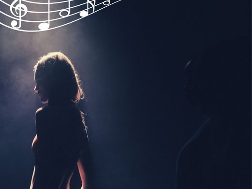 Seeblick Gronau: Urlaub inmitten der Natur Silhouette einer Frau im Spotlight mit Musiknoten und Seeblick Logo