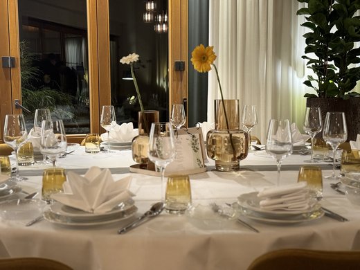 Restaurant Seeblick: Speisekarte Festlich gedeckter Esstisch mit weißen Servietten und Blumen in Vasen