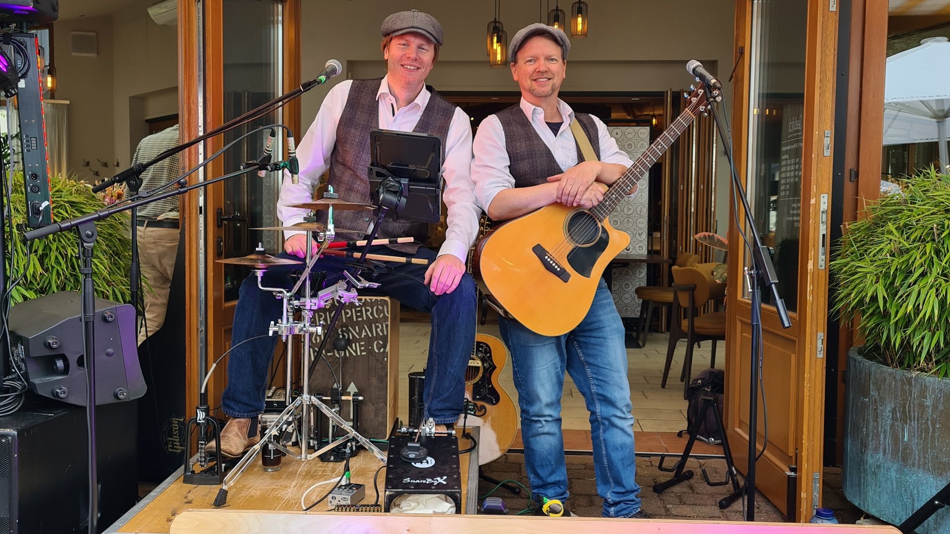 Live-Musik Event im Münsterland am See Duo mit Gitarre und Schlagzeug vor einem Banner mit The Boxers