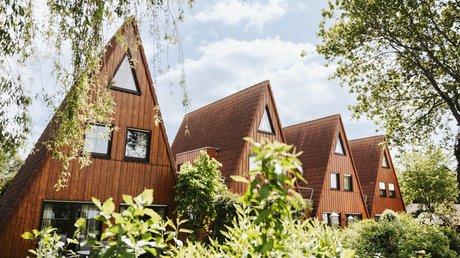 Appartementhotel Seeblick: Bildergalerie Houten huizen met steile daken omgeven door weelderig groen