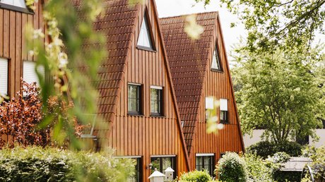 Apartment Hotel Seeblick: gallery Row houses with pointed roofs and gardens in spring