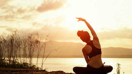 Appartementhotel Seeblick: Bildergalerie Vrouw die yoga doet in de natuur bij zonsondergang aan het meer