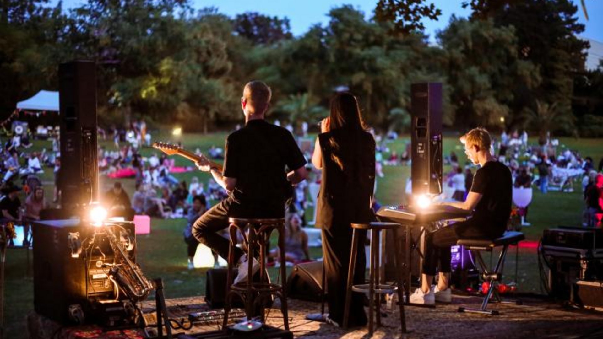 Live-Musik Event im Münsterland am See Band spielt abends im Freien vor Publikum auf einer Wiese