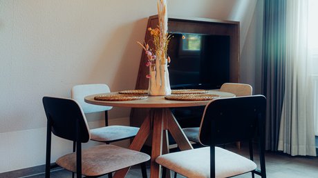 Appartementhotel Seeblick: Bildergalerie Eethoek met ronde houten tafel, vier stoelen, tv en hanglamp