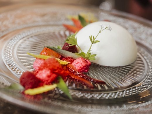 Restaurant Gronau: Seeblick Dessert met witte mousse, aardbeien en rood fruit op een glazen bord