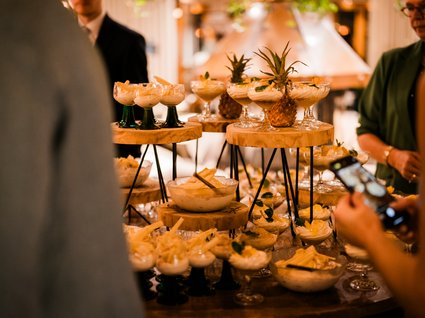 News vom Hotel direkt am See in NRW Mehrstöckiges Dessertbuffet mit Cremes und Ananasdekoration auf Veranstaltung