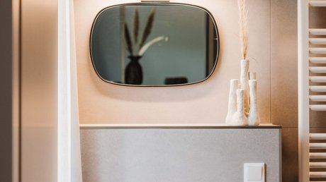 Appartementhotel Seeblick: Bildergalerie Modernes Badezimmer mit rundem Waschbecken und ovalem Spiegel