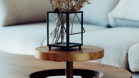 Appartementhotel Seeblick: Bildergalerie Lantaarn met gedroogde bloemen op een ronde houten tafel in een woonkamer