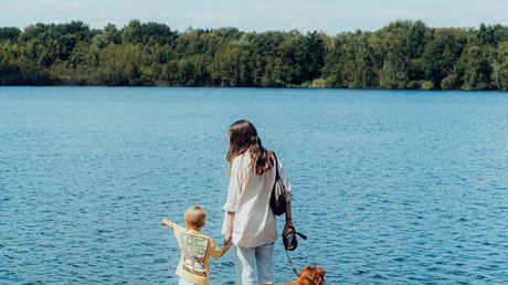 Appartementhotel Seeblick: Bildergalerie Vrouw met kind en hond op een steiger aan een meer
