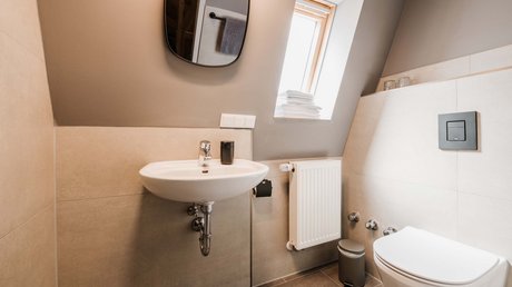 Appartementhotel Seeblick: Bildergalerie Kleines modernes Badezimmer mit Waschbecken, Toilette und Fenster