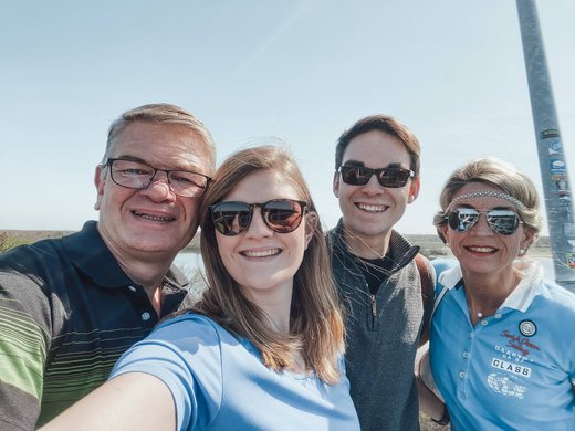 Hotel Gronau: Seeblick Four people smiling and taking a selfie outdoors on a sunny day