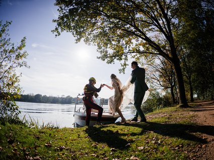 News vom Hotel direkt am See in NRW Braut wird vom Bräutigam und Rettungsschwimmer vom Boot an Land geholfen