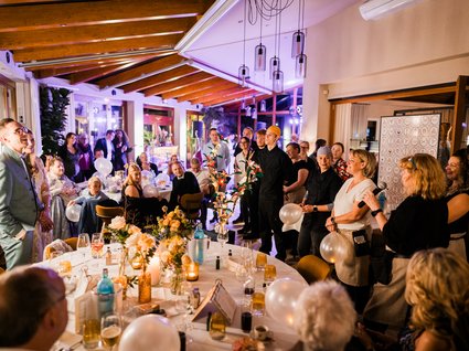 News vom Hotel direkt am See in NRW Gäste lauschen einer Rede bei einer festlich dekorierten Hochzeit