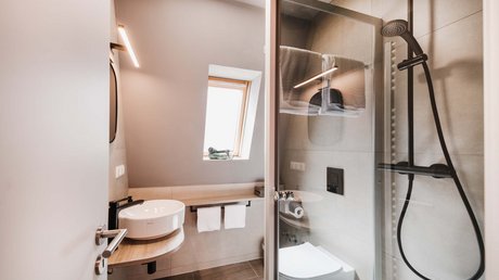Appartementhotel Seeblick: Bildergalerie Modernes kleines Badezimmer mit Dusche, Waschbecken und Toilette