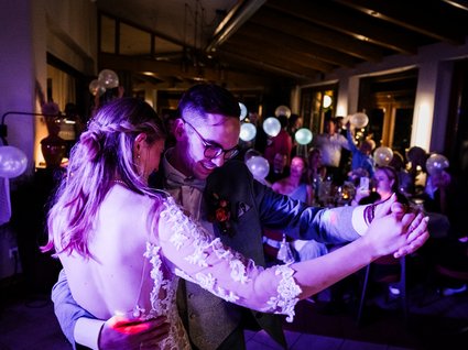 News vom Hotel direkt am See in NRW Braut und Bräutigam tanzen ihren Hochzeitstanz vor Gästen