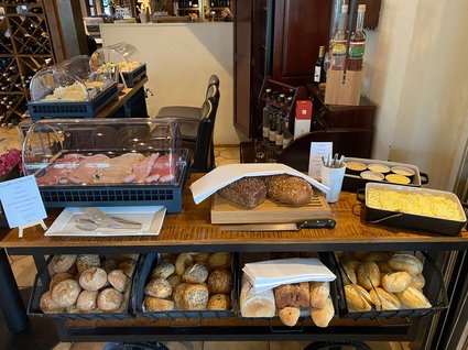 Restaurant Gronau: Seeblick Breakfast buffet with cold cuts, bread, butter, and spreads