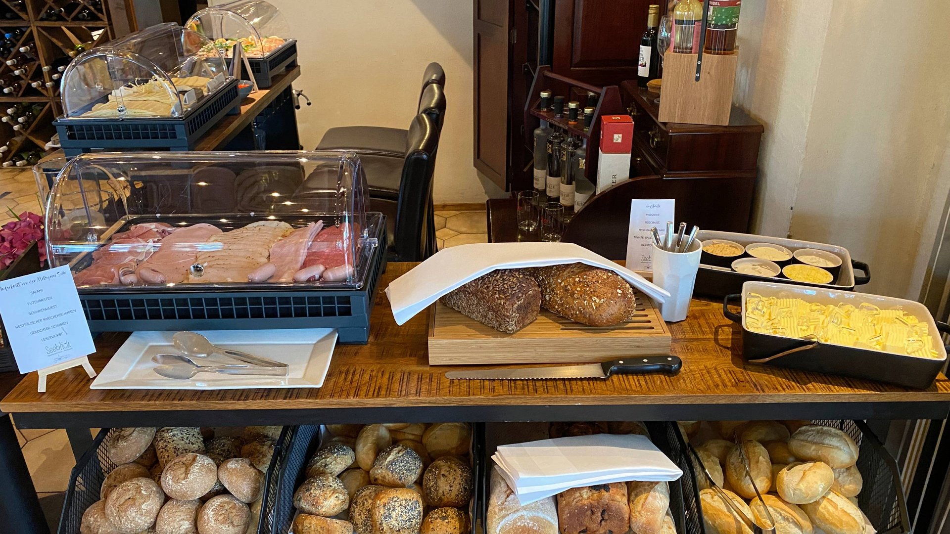 Die kulinarische Fahrradtour durchs Münsterland Frühstücksbuffet mit Aufschnitt, Brot, Butter und Aufstrichen