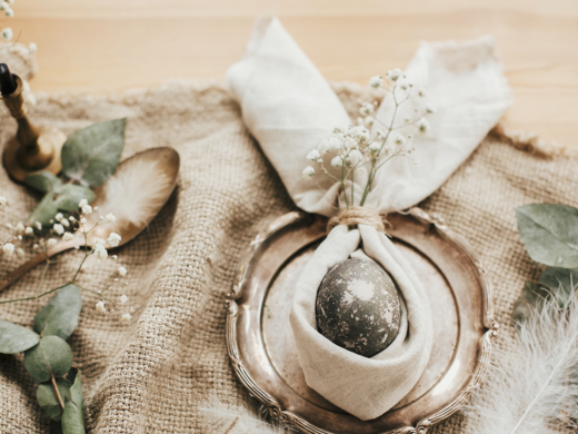 Frühstücken im Restaurant Seeblick in Gronau Osterdeko mit Ei in Leinentuch auf silbernem Teller und Blumen