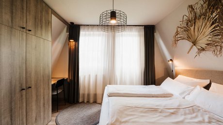 Appartementhotel Seeblick: Bildergalerie Modernes Schlafzimmer mit Doppelbett, großem Kleiderschrank und Schreibtisch